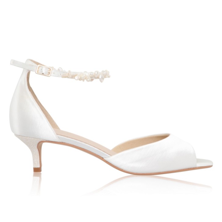 Perfect Bridal Amber Färbbare Elfenbein Satin Kitten Heel Keshi Perle Knöchelriemen Sandalen