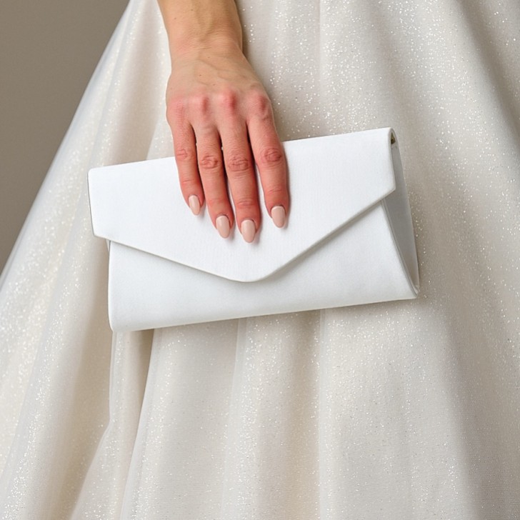 Perfect Bridal Bolso de mano tipo sobre de satén marfil teñible de Simone