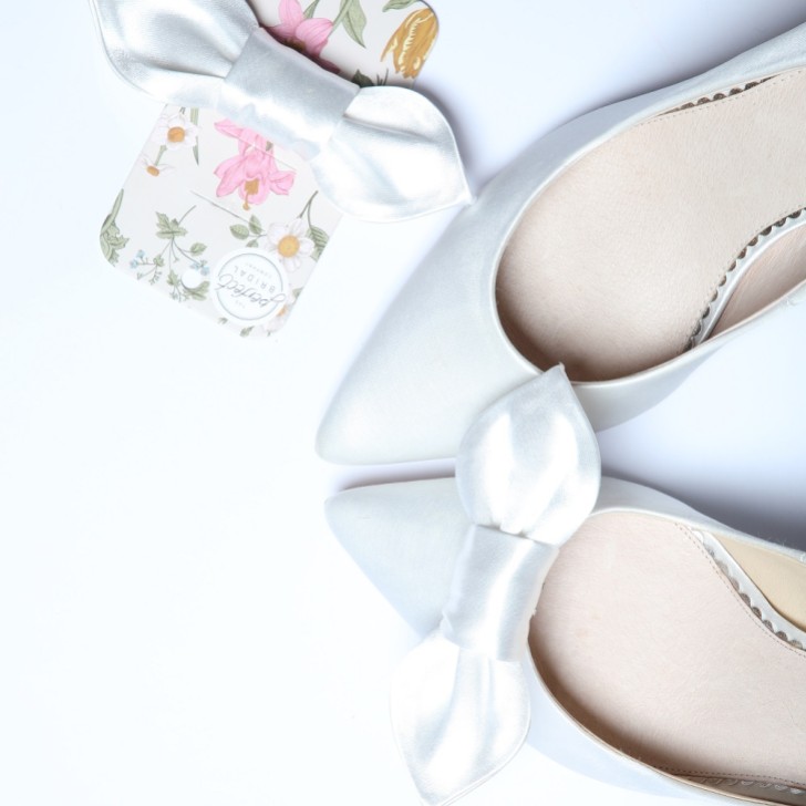 Perfect Bridal Clipes para sapatos com laço em cetim cor de marfim