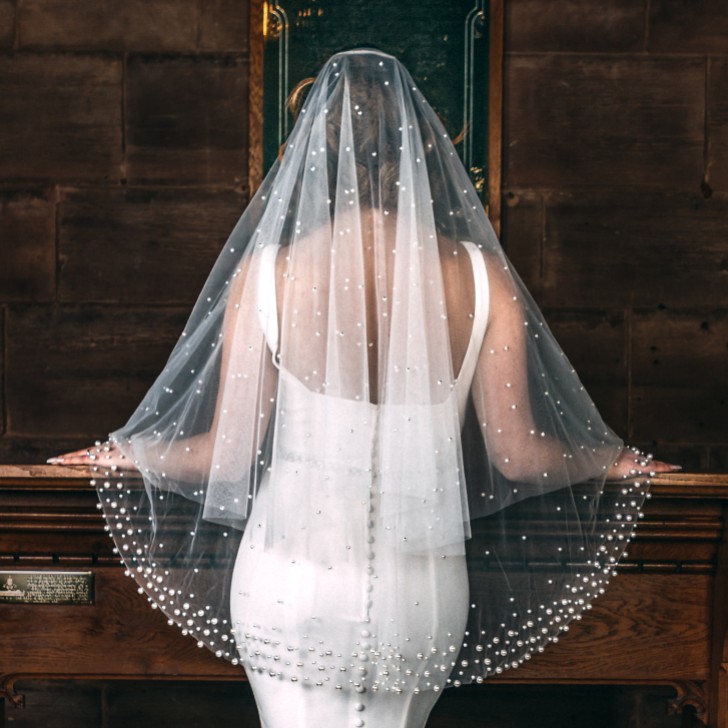 Perfect Bridal Dwupoziomowy, bogato zdobiony, krótki welon z perłami w kolorze kości słoniowej