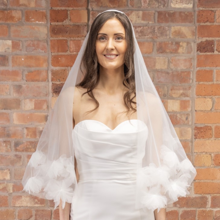 Perfect Bridal Dwupoziomowy welon na palce z krawędzią z trójwymiarowymi kwiatami w kolorze kości słoniowej