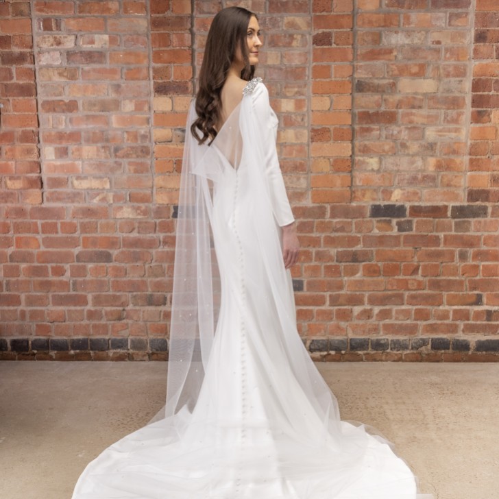 Perfect Bridal Elfenbeinfarbener Diamante Cowl Back Cape Schleier
