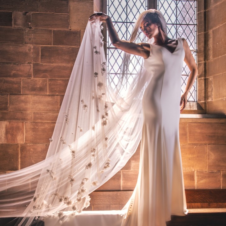 Perfect Bridal Elfenbeinfarbener einreihiger 3D Blumen und Perlen Kathedralenschleier