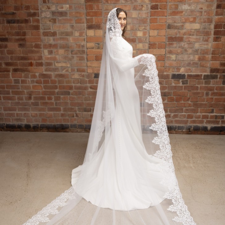 Perfect Bridal Elfenbeinfarbener einstufiger Mantilla-Spitzen-Kathedralschleier
