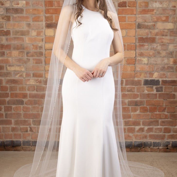 Perfect Bridal Jednopiętrowy welon katedralny w kolorze kości słoniowej z perłowymi i kryształowymi wykończeniami