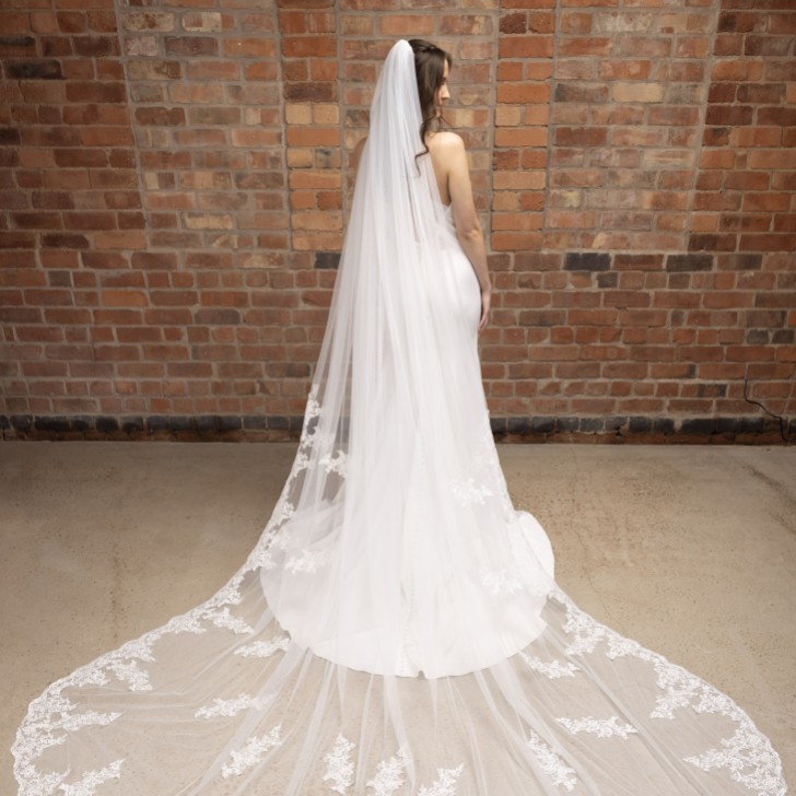 Perfect Bridal Jednopiętrowy welon katedralny z koronki w kolorze kości słoniowej, z motywami