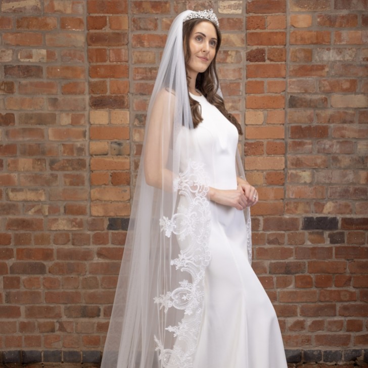 Perfect Bridal Jednoprzędowy welon w kolorze kości słoniowej, sięgający do ziemi, z koronkowym trenem
