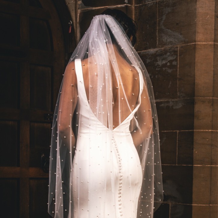 Perfect Bridal Jednowarstwowy welon z krawędzią o postrzępionych brzegach, z rozrzuconymi perełkami, w kolorze kości słoniowej
