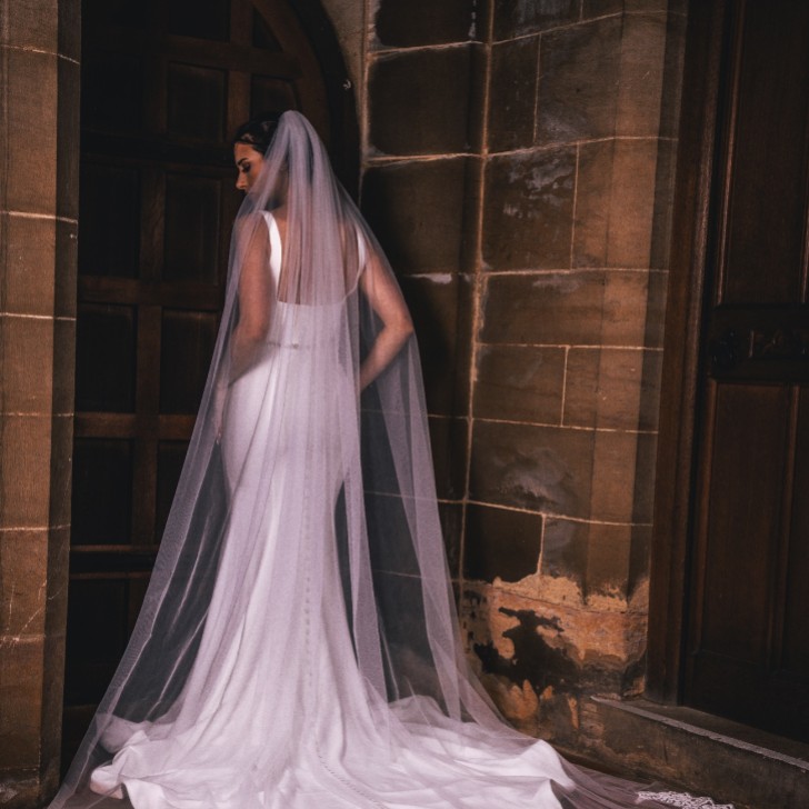 Perfect Bridal Jednowarstwowy welon z szeroką koronką o fakturze sznurkowej w kolorze kości słoniowej