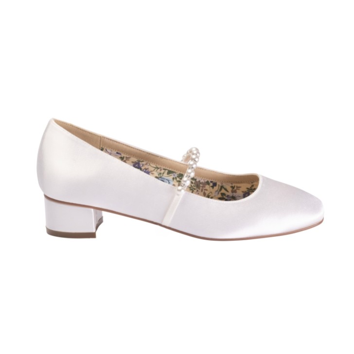 Perfect Bridal Kinsley Tacchi bassi in raso color avorio con cinturino in perle