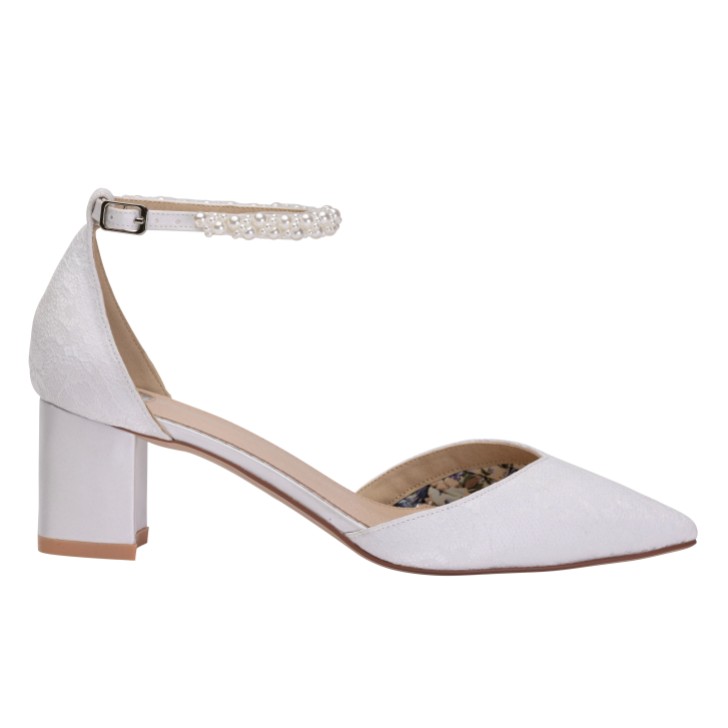 Perfect Bridal Koronkowe buty Natalie w kolorze kości słoniowej, z niskim obcasem i paskiem wokół kostki, ozdobione perłami