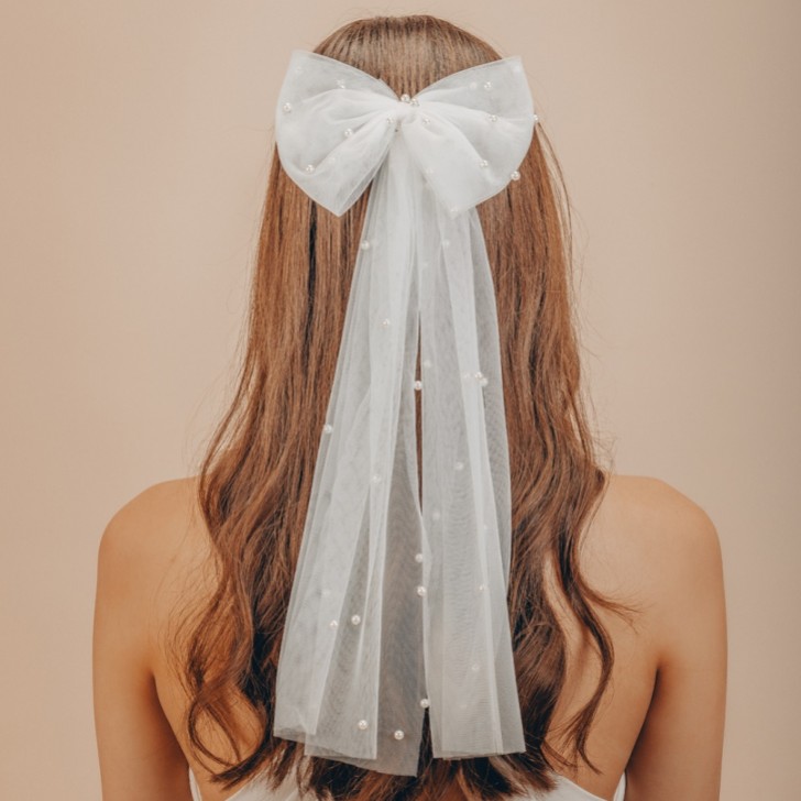 Perfect Bridal Laço de cabelo nupcial em tule marfim com pérolas