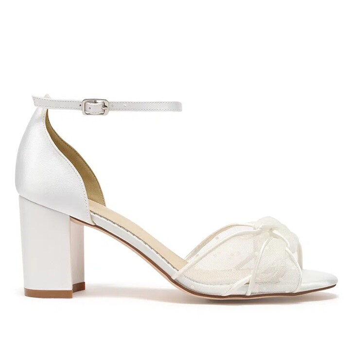 Perfect Bridal Ottilie – Sandalen aus elfenbeinfarbenem Satin mit Polka-Dots und Blockabsatz