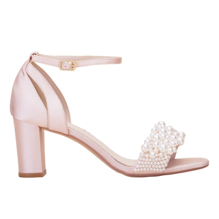 Perfect Bridal Sandalias Carrie en color rosa palo con tacón grueso y adornos de perlas