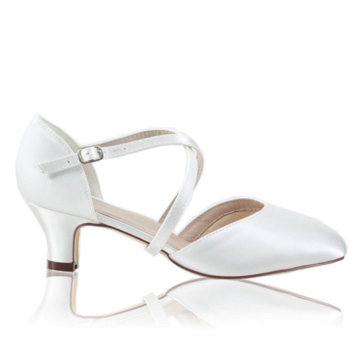 Perfect Bridal Sapatos de salto baixo em cetim marfim tingível da Renate, com tiras cruzadas