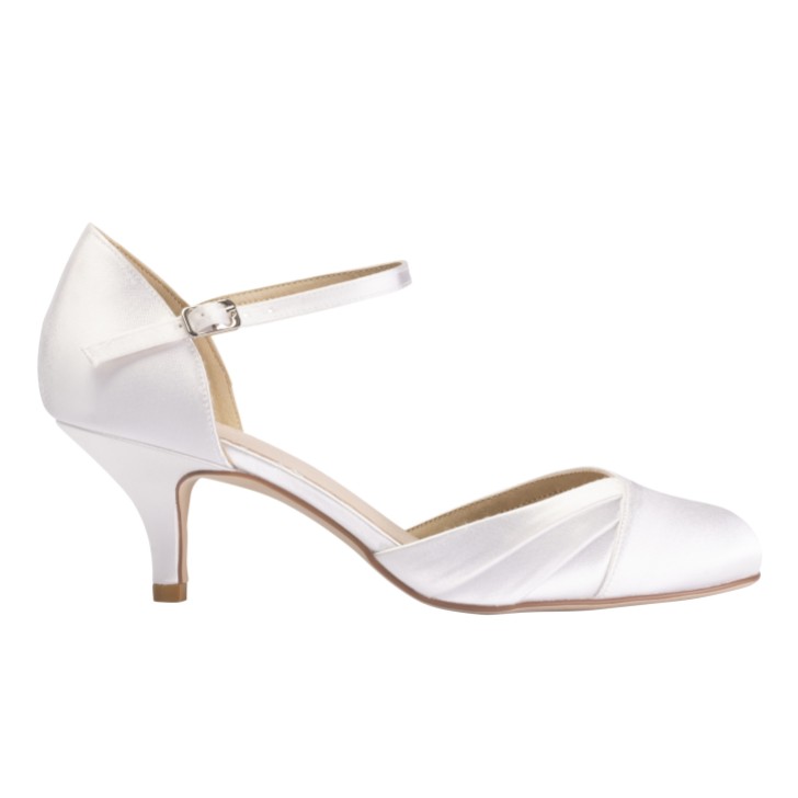 Perfect Bridal Satynowe buty na niskim obcasie w kolorze kości słoniowej z paskiem wokół kostki marki Everly, nadające się do barwienia