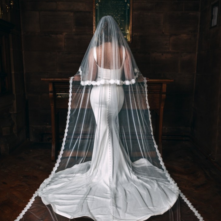 Perfect Bridal Véu catedral de duas camadas em marfim com borda de renda delicada