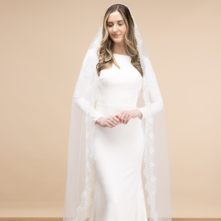 Perfect Bridal Véu catedral de uma camada em marfim com borda em renda Chantilly