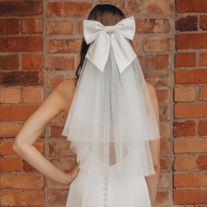 Perfect Bridal Véu curto com laço de duas camadas em marfim