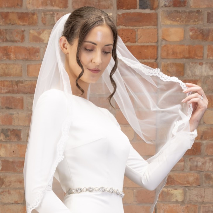 Perfect Bridal Véu curto de renda com cordões estreitos, de uma camada, em marfim