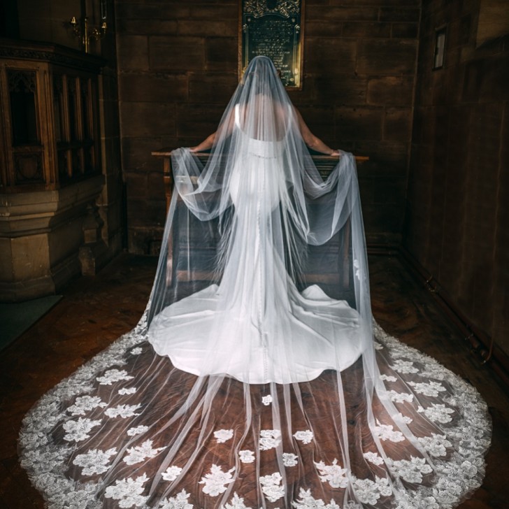 Perfect Bridal Véu de catedral de renda floral com contas, de uma camada, em tom marfim, com motivos