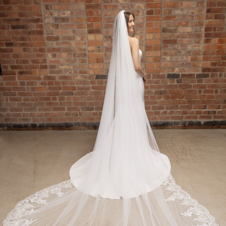 Perfect Bridal Véu de catedral de uma camada em marfim com cauda em renda