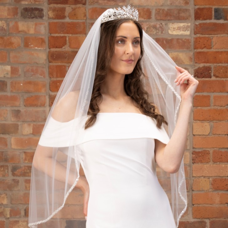 Perfect Bridal Velo corto de una sola capa en color marfil con bordes adornados con cuentas plateadas