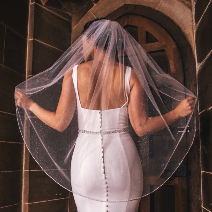 Perfect Bridal Velo corto de una sola capa en tul brillante color marfil con bordes de perlas y cristales