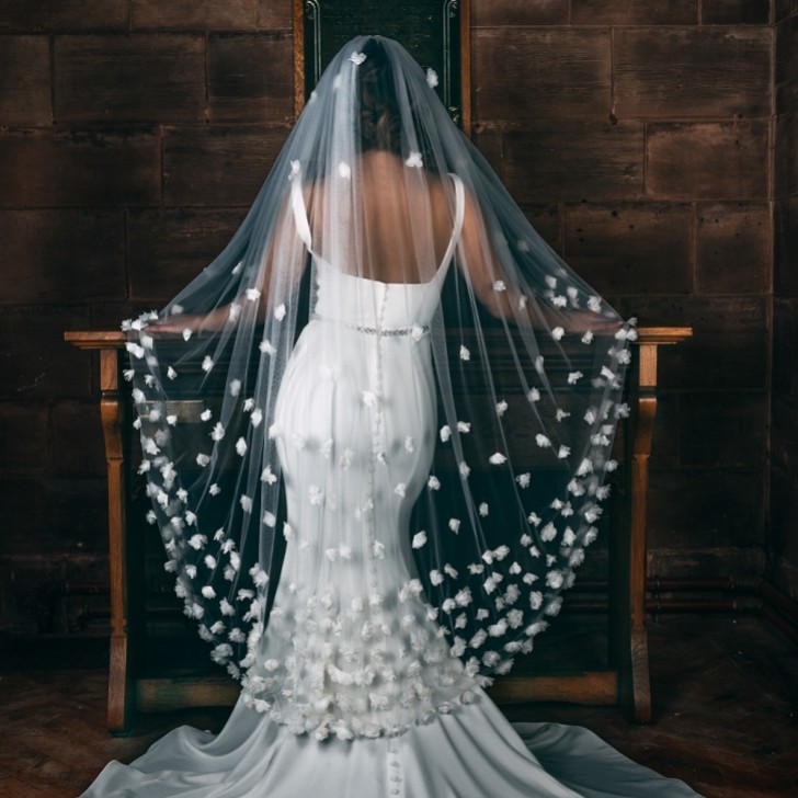 Perfect Bridal Velo de una sola capa en color marfil con flores en 3D y largo de vals