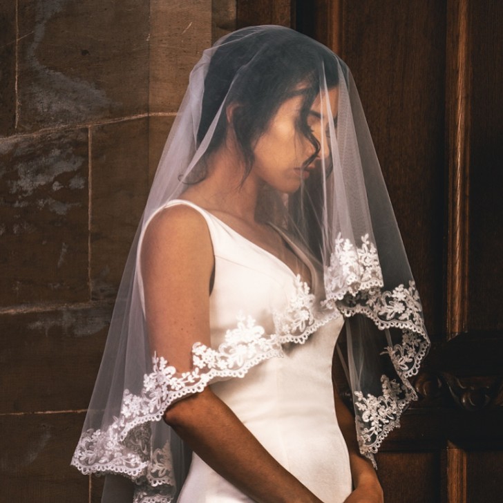 Perfect Bridal Voile de bout de doigt ivoire à deux étages, bordé de dentelle florale