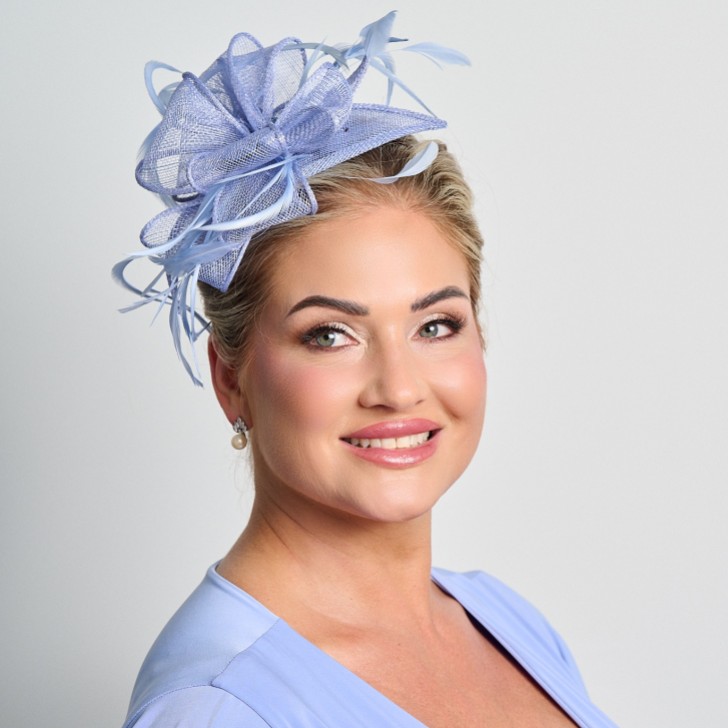 Periwinkle Sinamay und Federn Hochzeit Fascinator
