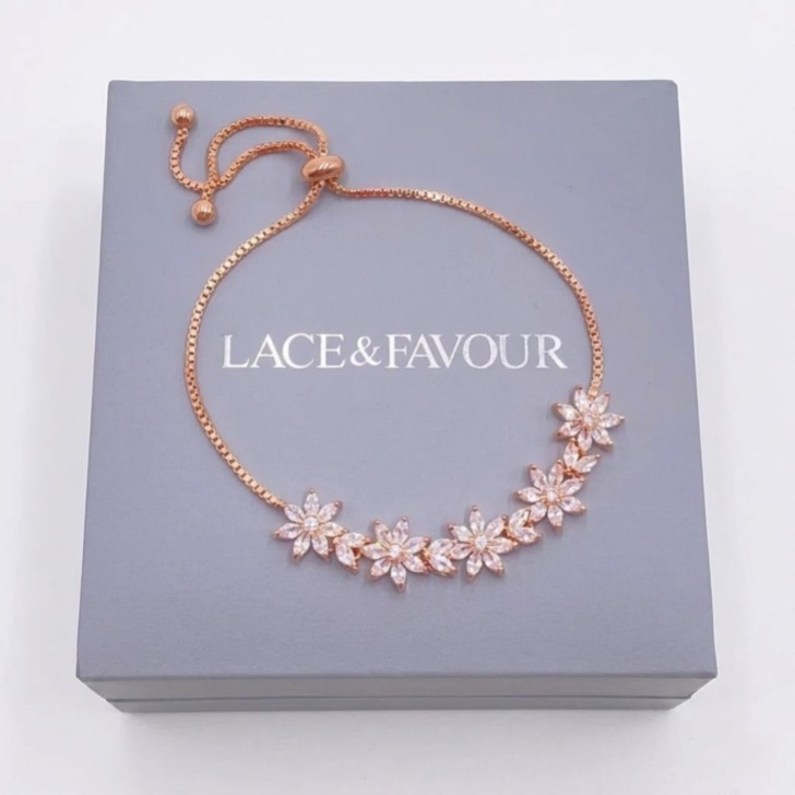 Pulsera ajustable con motivos florales y cristales en color oro rosa de Daisy