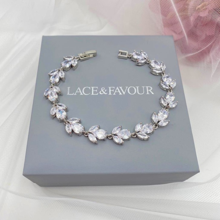 Pulsera de boda con hoja de Chelsea y cristal en forma de lágrima