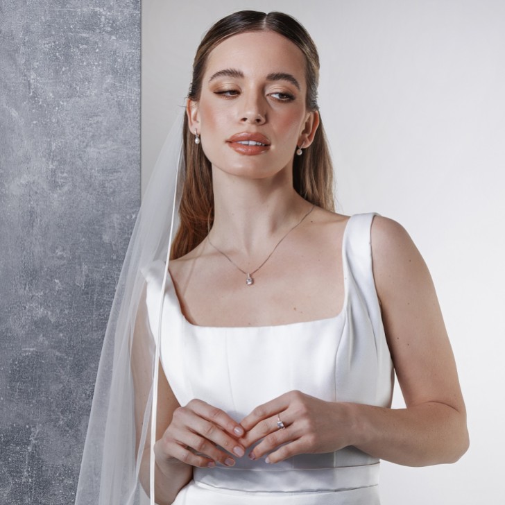 Rainbow Club Snapdragon Elfenbein einreihig Satin Rand Kapelle Schleier