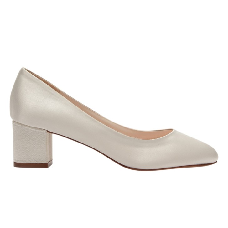 Rainbow Club Zapatos de salón con tacón bajo de satén color marfil «Serenity»