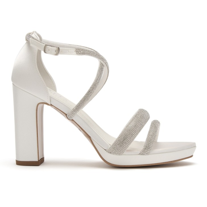 Sandalias de plataforma con tacón grueso y tiras, en color marfil satinado y con pedrería, de Avalia Flavia