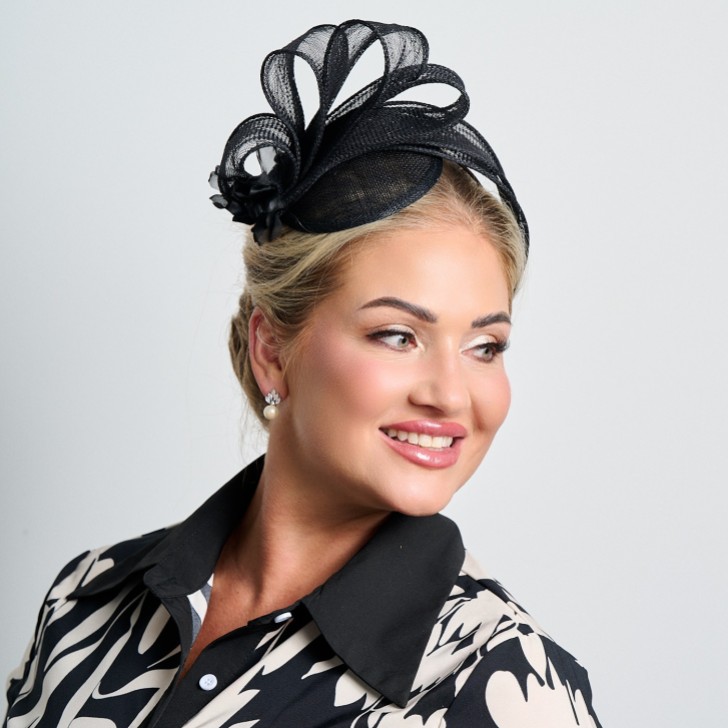 Schwarz Einfache Seite Falte Sinamay Hochzeit Fascinator