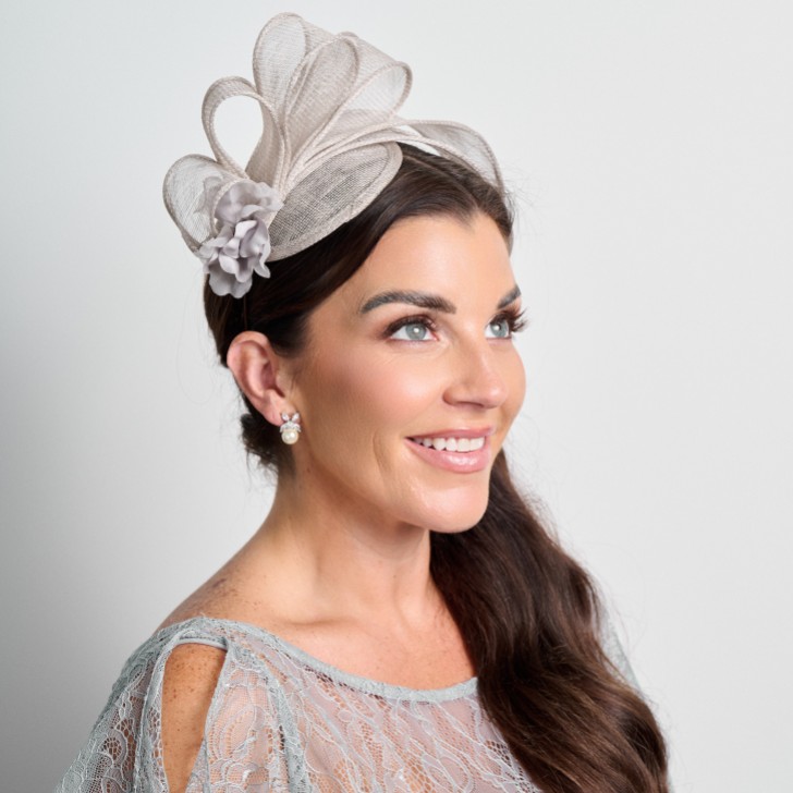 Silber Grau Einfache Seite Falte Sinamay Hochzeit Fascinator