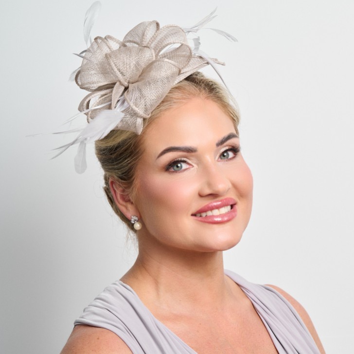 Silber grau Sinamay und Feder Hochzeit Fascinator