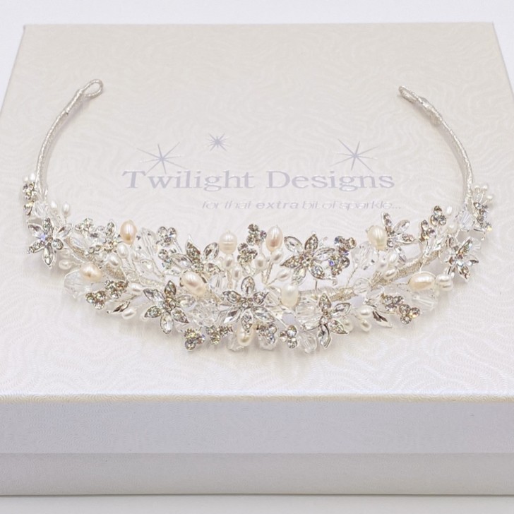 Tiara com pérola de água doce Tahlia, flores de strass e cristais