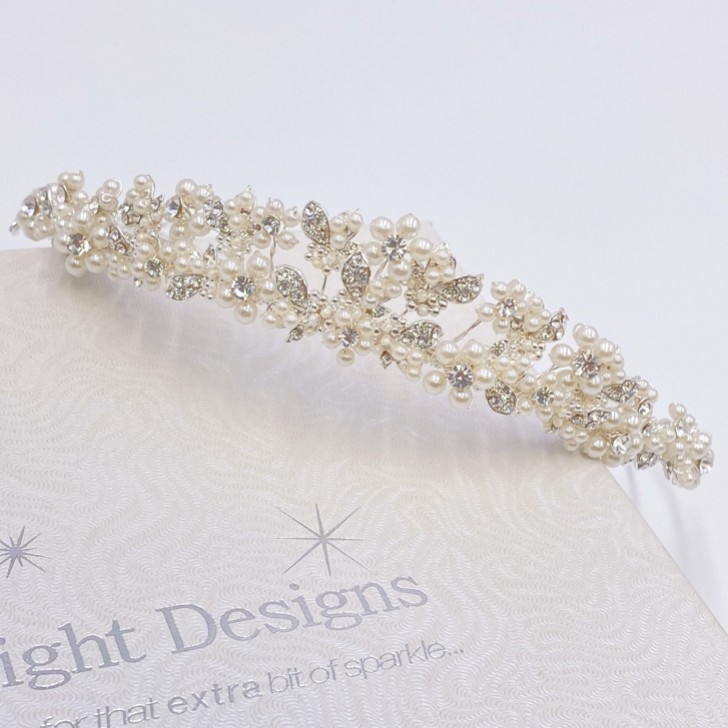 Tiara de noiva Alicia Dainty com motivos florais, pérolas e cristais