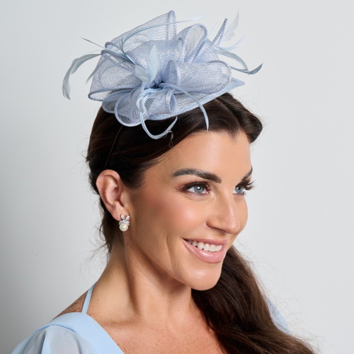Tocado de boda azul claro de sinamay y plumas