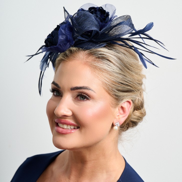 Tocado de boda con plumas y estampado floral azul marino