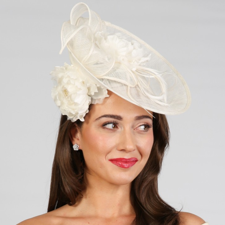 Tocado de boda grande de sinamay con diseño floral en color crema