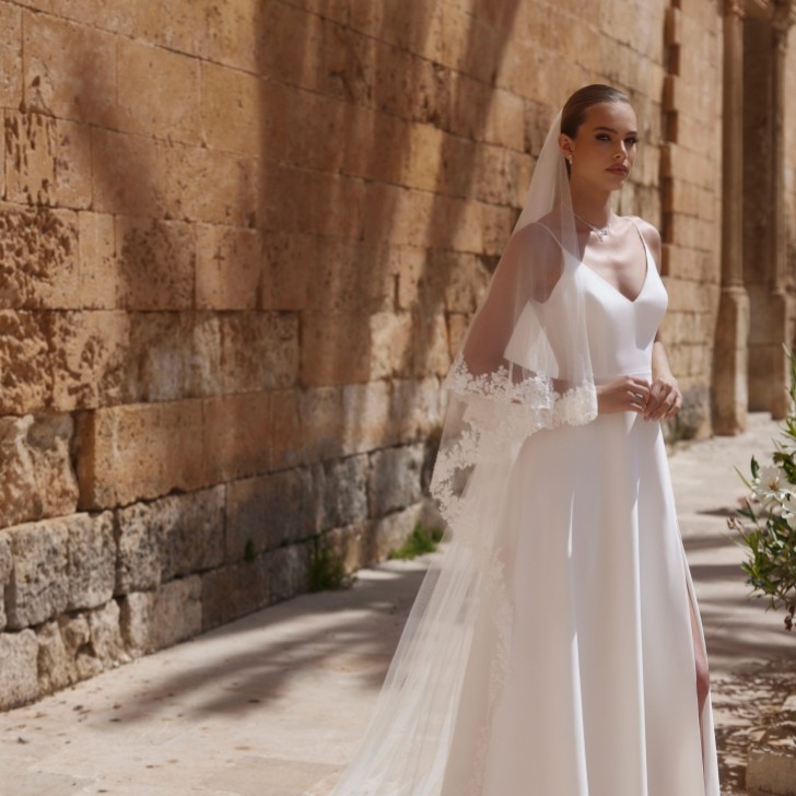 Véu de capela de duas camadas em renda floral com borda em marfim, modelo S492