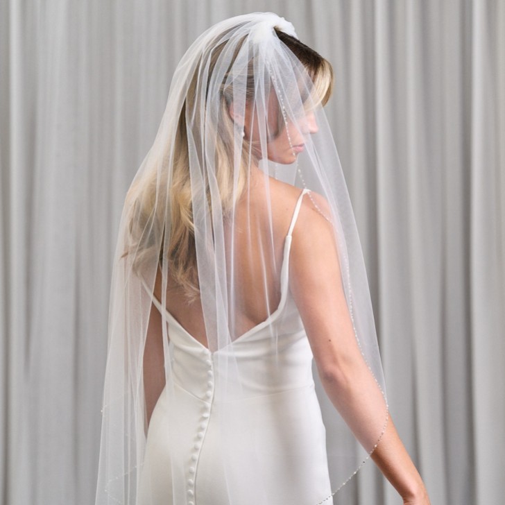 Velo de una sola capa Fairmont Ivory, que llega hasta la punta de los dedos, con borde de perlas y pedrería