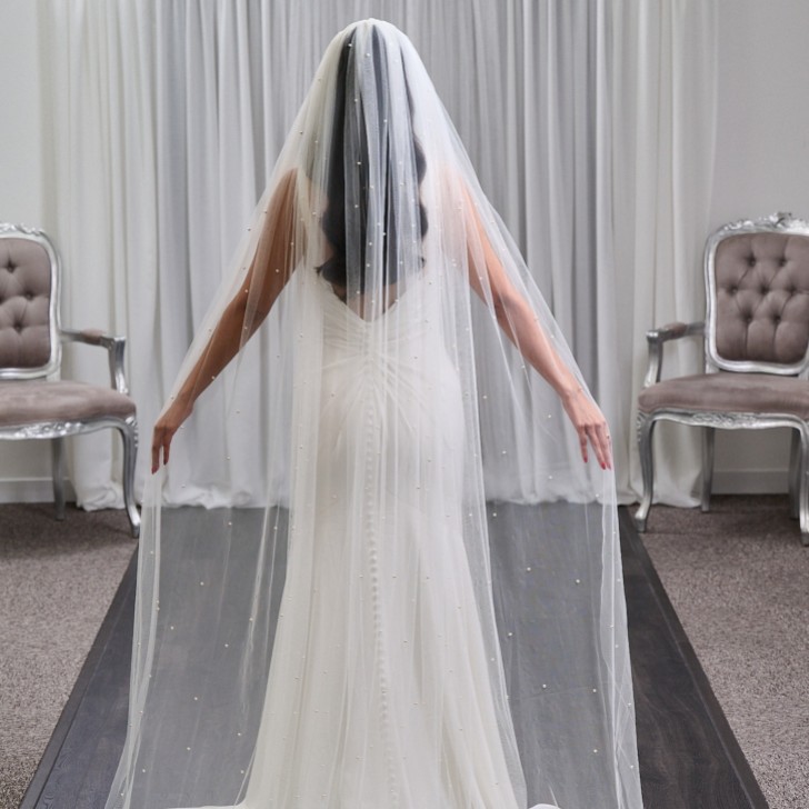 Velo Marlow a un piano in tulle italiano con perle sparse