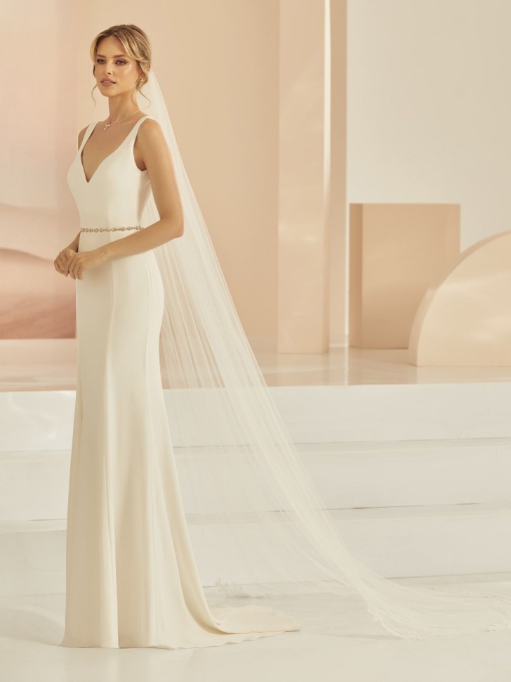 Bianco Ivory Single Tier Cut Edge Cathedral Veil with Lace Appliques S416 (voile cathédrale à un seul niveau et à bords coupés avec applications en dentelle)