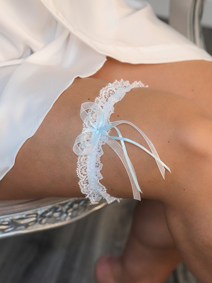 Bianco Narrow Ivory Lace Garter with Oversized Bow