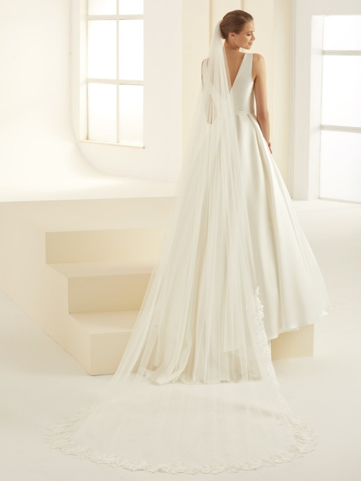 Bianco Voile cathédrale à un seul niveau, avec traîne en dentelle florale pailletée S342